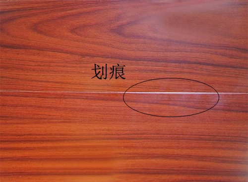木地板出現劃痕后，李女士居然這樣做......