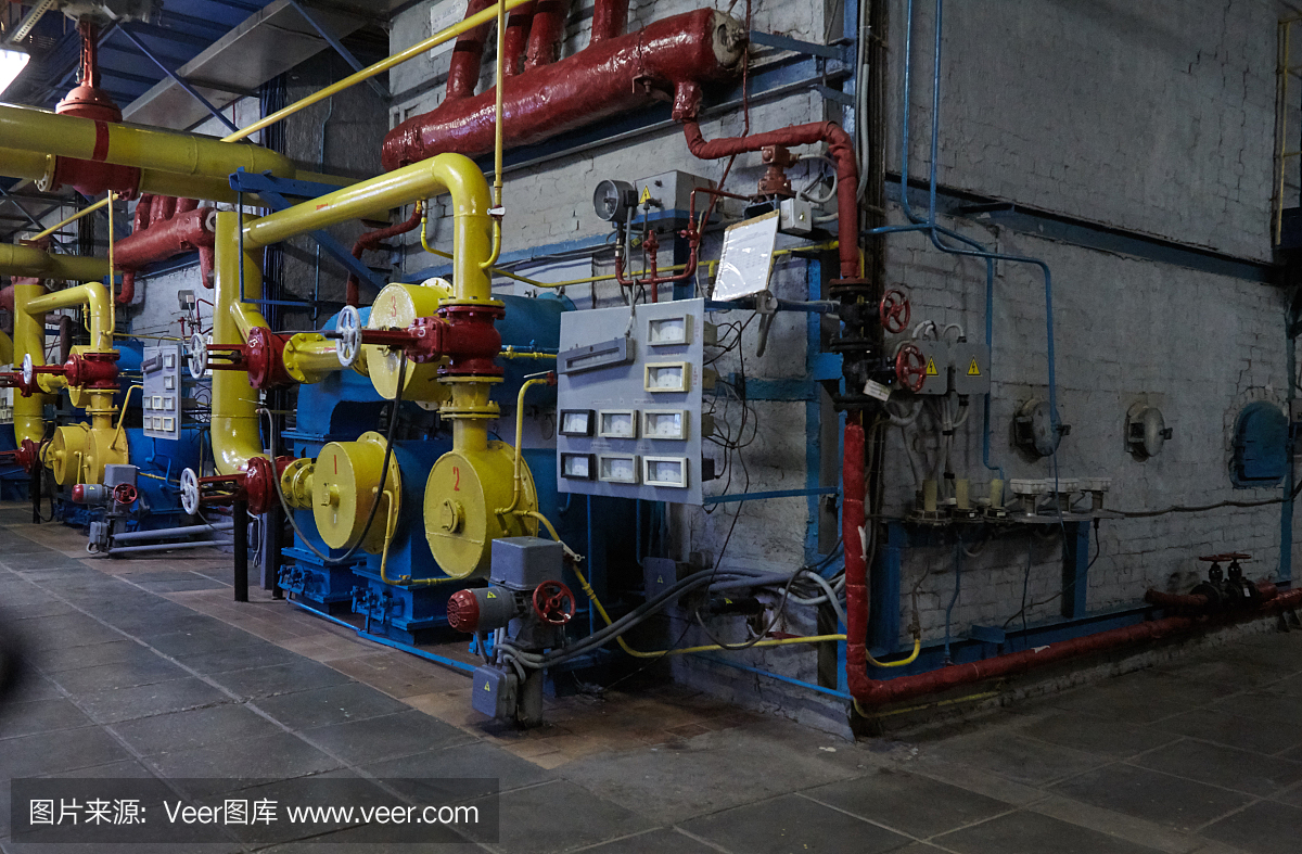 現代化的新型燃氣加熱銅器在鍋爐房工作。